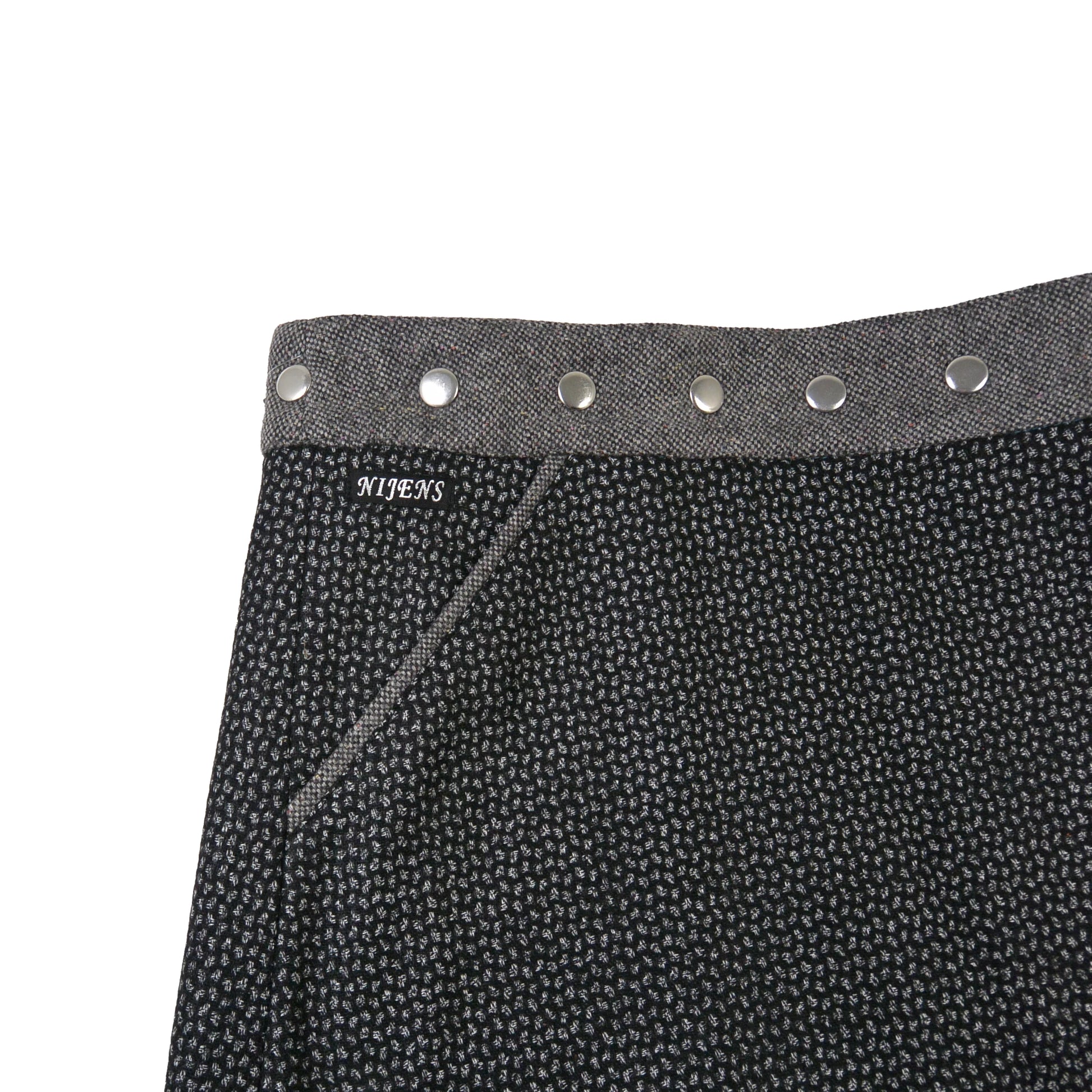 Detailansicht Tasche und Bund des grauen Wickelrocks mit Druckknöpfen von Nijens