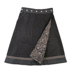 Wendbarer Woll-Wickelrock in Schwarz-Braun mit dekorativem Saum und Blumenmuster