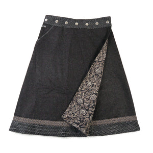 Wendbarer Woll-Wickelrock in Schwarz-Braun mit dekorativem Saum und Blumenmuster