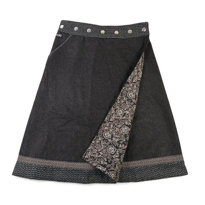 Wendbarer Woll-Wickelrock in Schwarz-Braun mit dekorativem Saum und Blumenmuster
