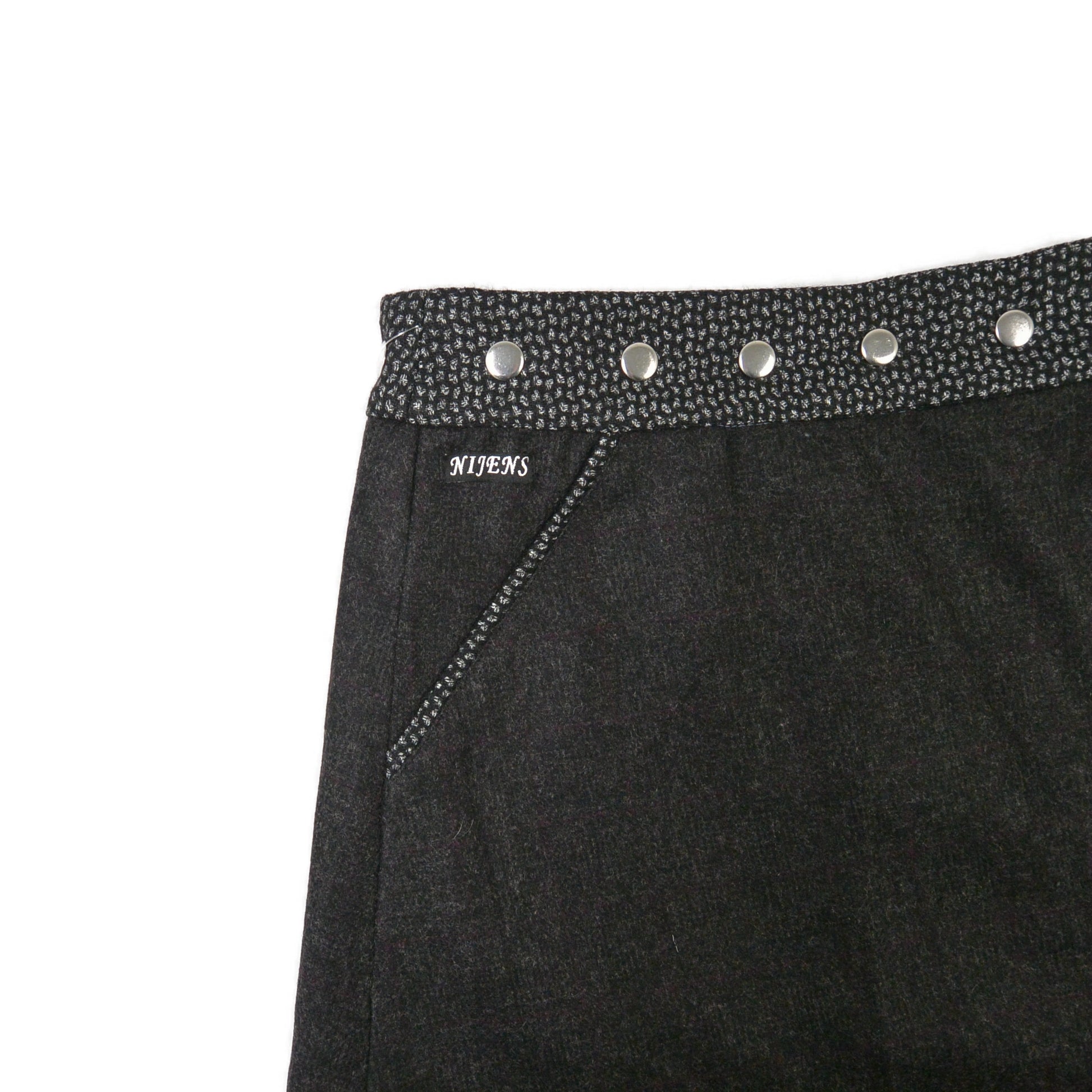 Detailansicht Tasche und Bund des dunkelgrauen Tweed-Wickelrocks mit Druckknöpfen von Nijens