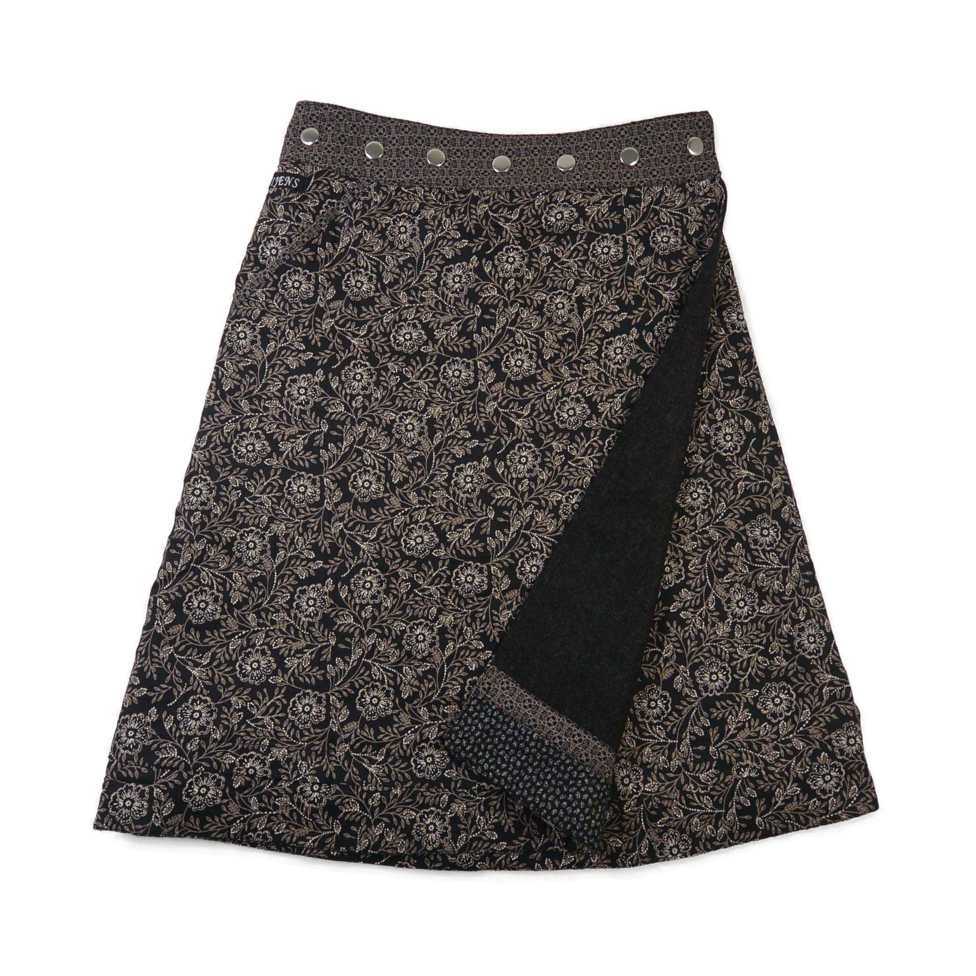 Rückseite des Woll-Wickelrocks in Schwarz-Braun mit dekorativem Saum und Blumenmuster