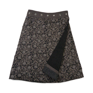Rückseite des Woll-Wickelrocks in Schwarz-Braun mit dekorativem Saum und Blumenmuster