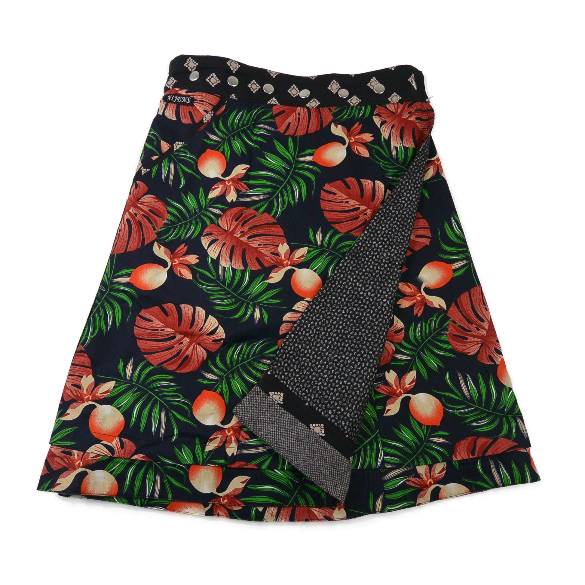 Wendbarer Woll-Wickelrock mit tropischem Muster in Orange und Grün auf dunklem Grund von Nijens
