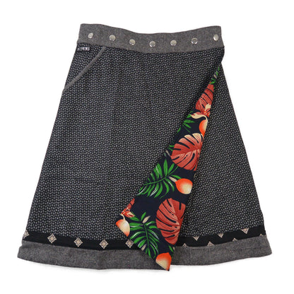 Frontseite des Wenderocks aus Tweed mit grauem Muster und farbenfroher Innenseite mit Blättern und Früchten