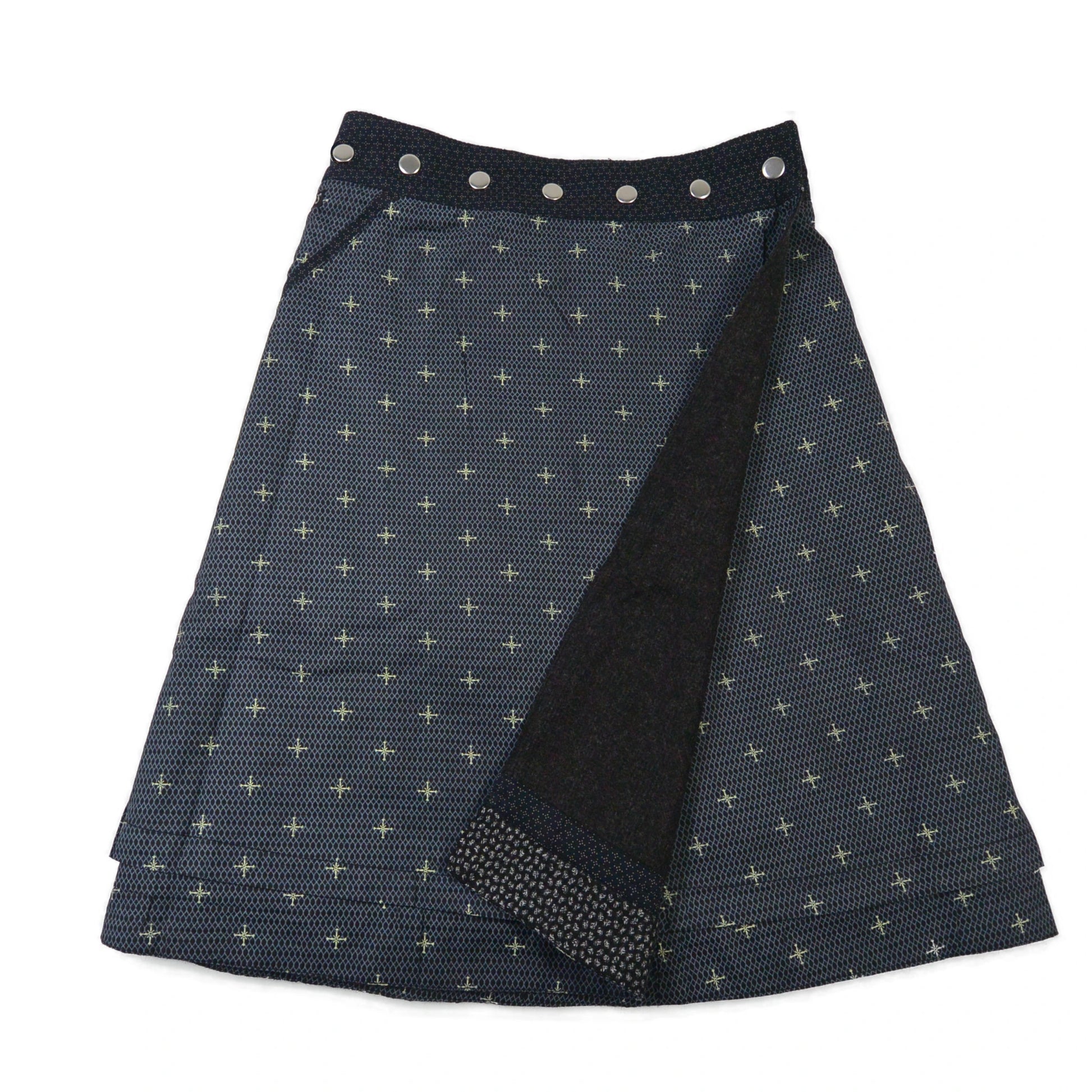 Wendbarer Woll-Wickelrock in Dunkelgrau mit feinem Kreuzmuster und dekorativem Saum von Nijens