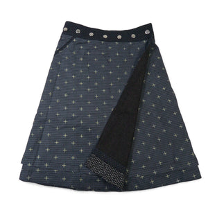 Wendbarer Woll-Wickelrock in Dunkelgrau mit feinem Kreuzmuster und dekorativem Saum von Nijens