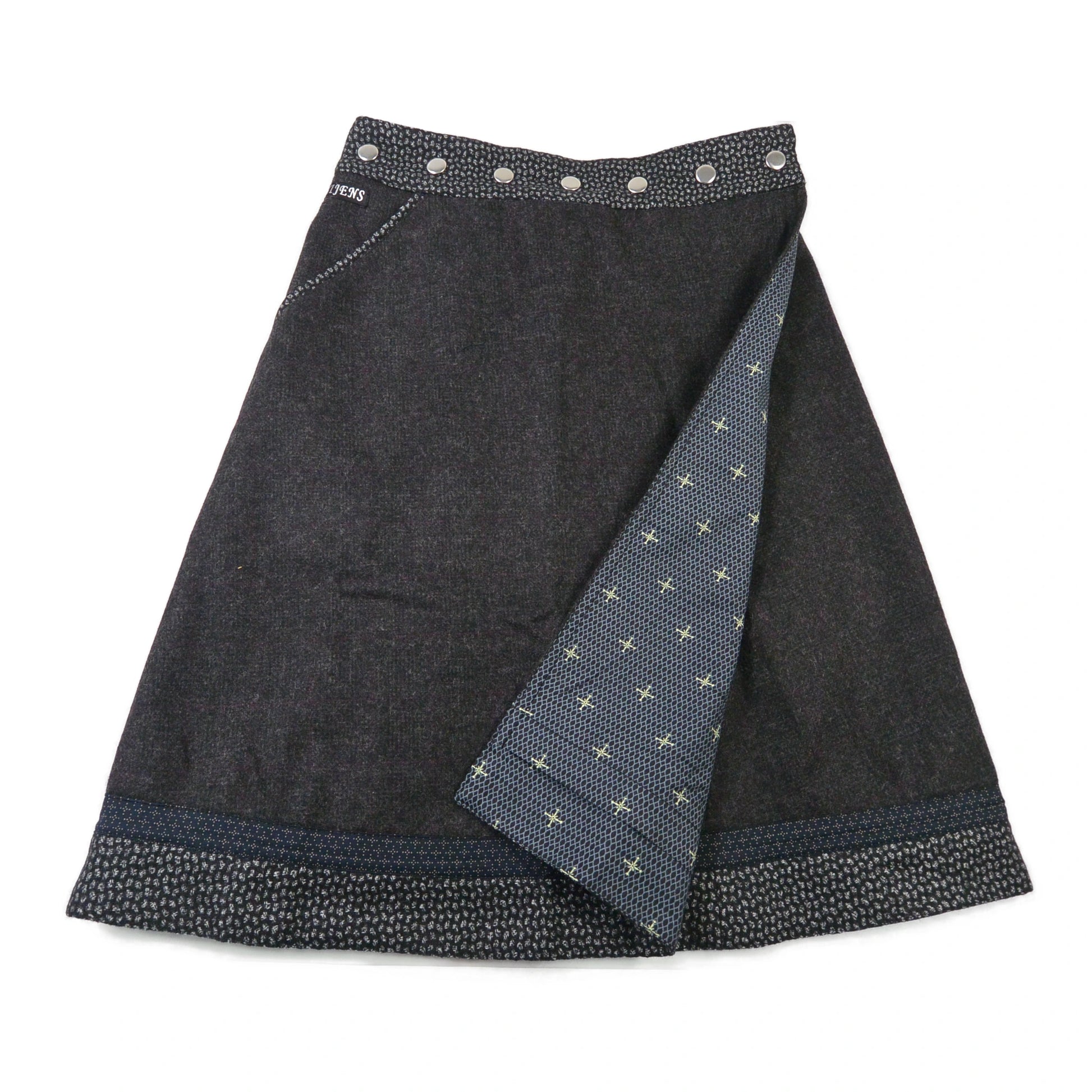 Eleganter Midi-Wickelrock in Dunkelgrau mit feinem Muster und Tweedseite.