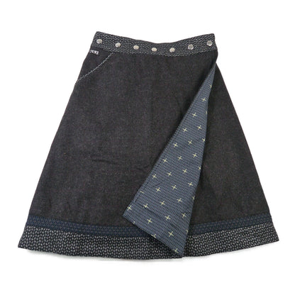 Eleganter Midi-Wickelrock in Dunkelgrau mit feinem Muster und Tweedseite.