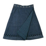 Wendbarer Woll-Wickelrock in Blau mit dekorativem Saum und Strukturmuster