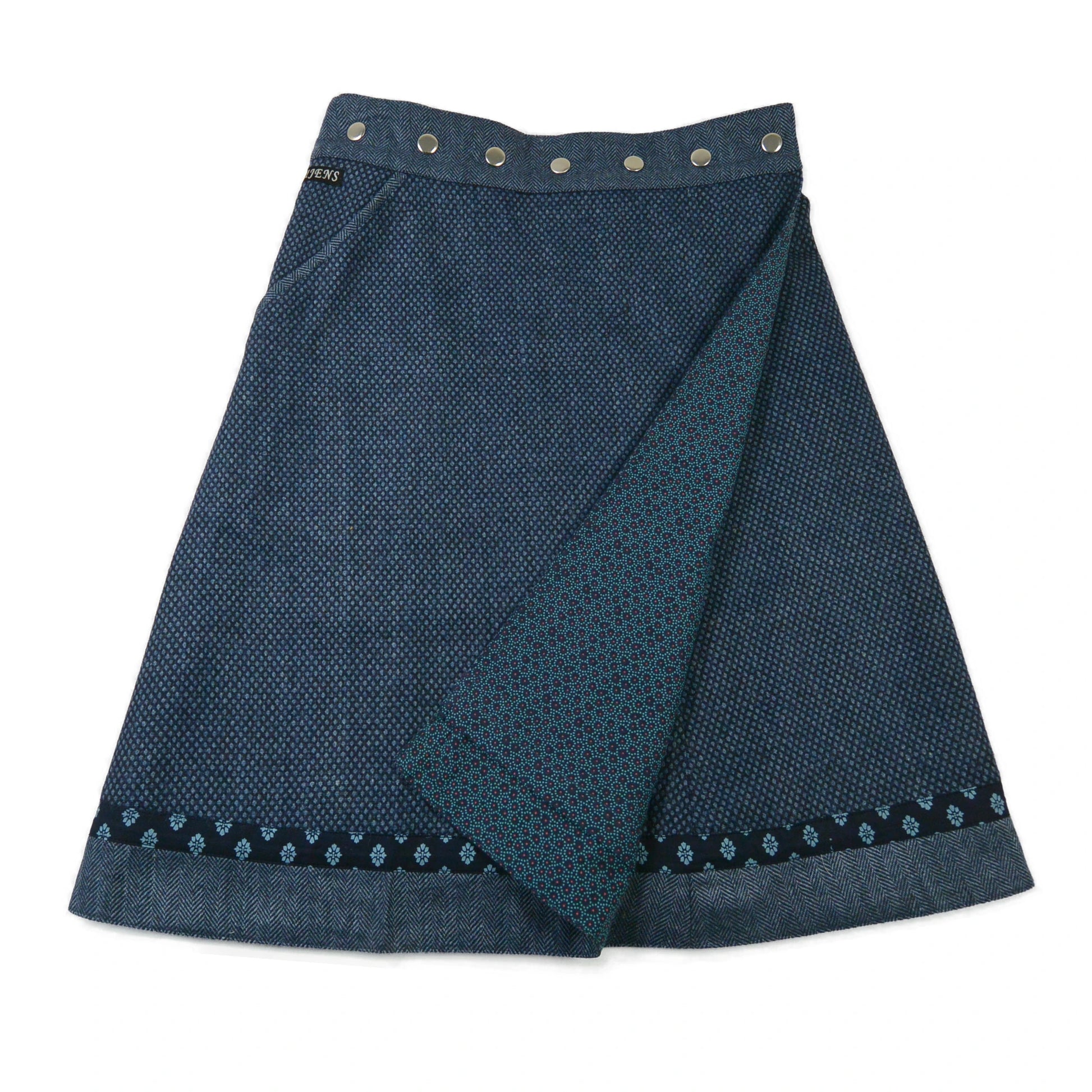 Wendbarer Woll-Wickelrock in Blau mit dekorativem Saum und Strukturmuster