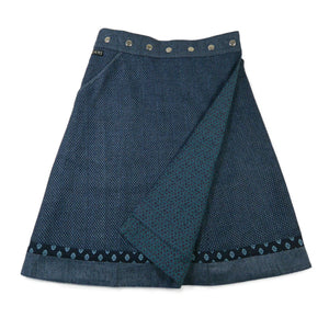 Wendbarer Woll-Wickelrock in Blau mit dekorativem Saum und Strukturmuster