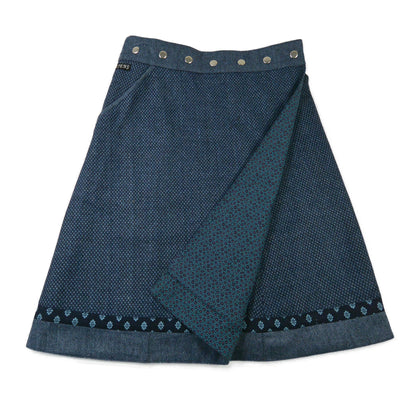 Wendbarer Woll-Wickelrock in Blau mit dekorativem Saum und Strukturmuster