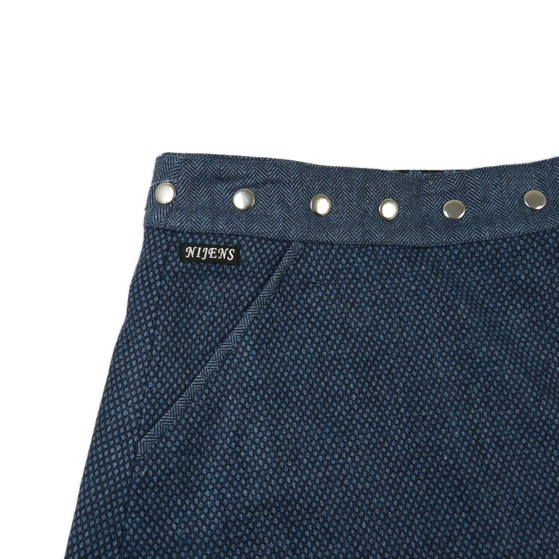 Detailansicht Tasche und Bund des blauen Tweed-Wickelrocks mit Druckknöpfen von Nijens