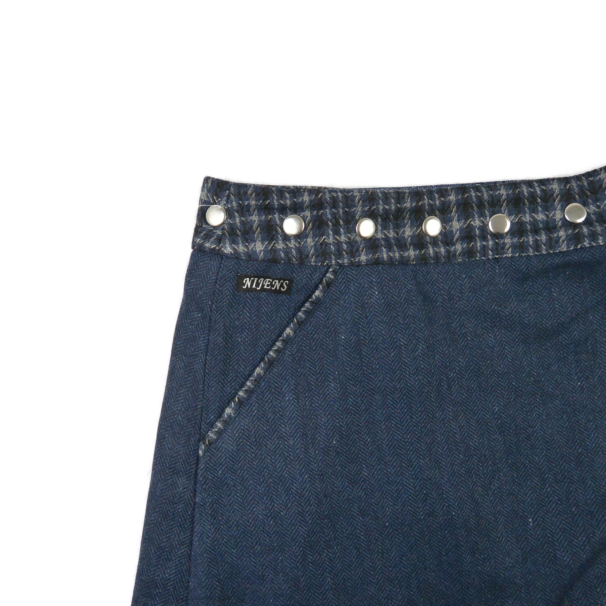 Detailansicht Tasche und Bund des blauen Tweed-Wickelrocks mit Druckknöpfen von Nijens. Wenderock Rocksana aus Tweed in Blau