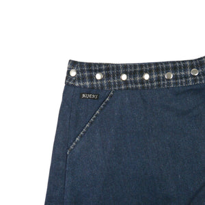 Detailansicht Tasche und Bund des blauen Tweed-Wickelrocks mit Druckknöpfen von Nijens. Wenderock Rocksana aus Tweed in Blau