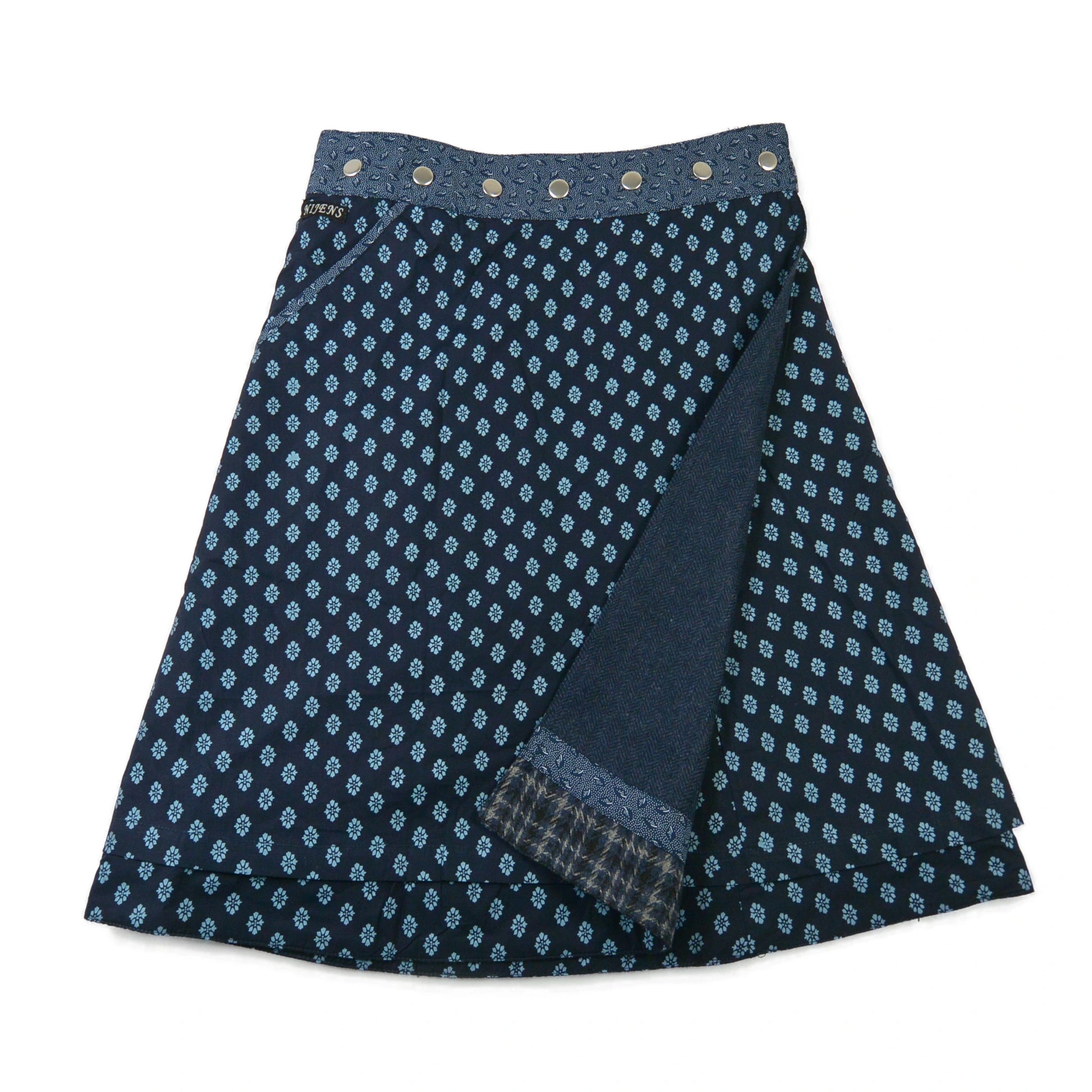 Rückseite des Wenderocks in Blau mit Muster und dunklem Bund