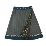 Wendbarer Woll-Wickelrock in Türkis-Grau mit dekorativem Saum und Blumenmuster