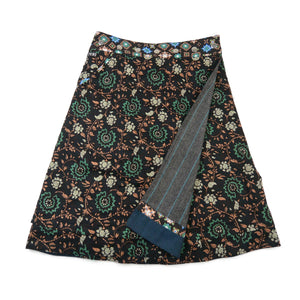 Rückseite des Wenderocks in Türkis-Grau mit dekorativem Saum und Blumenmuster