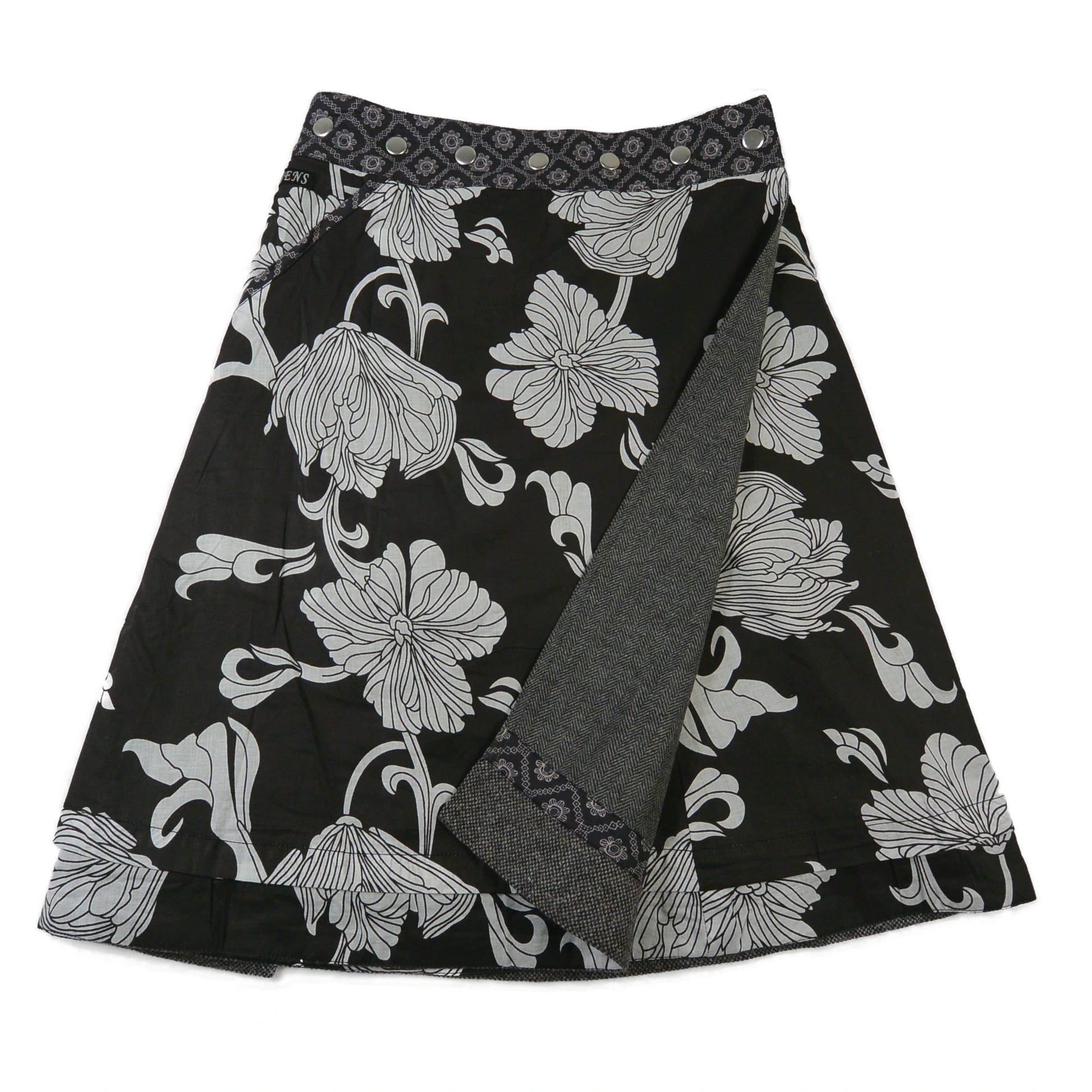 Rückseite des Woll-Wickelrocks in Grau mit dekorativem Saum und Blumenmuster