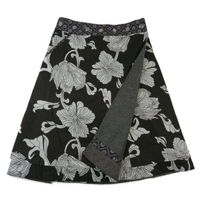 Rückseite des Woll-Wickelrocks in Grau mit dekorativem Saum und Blumenmuster