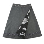Wendbarer Woll-Wickelrock in Grau mit dekorativem Saum und Blumenmuster