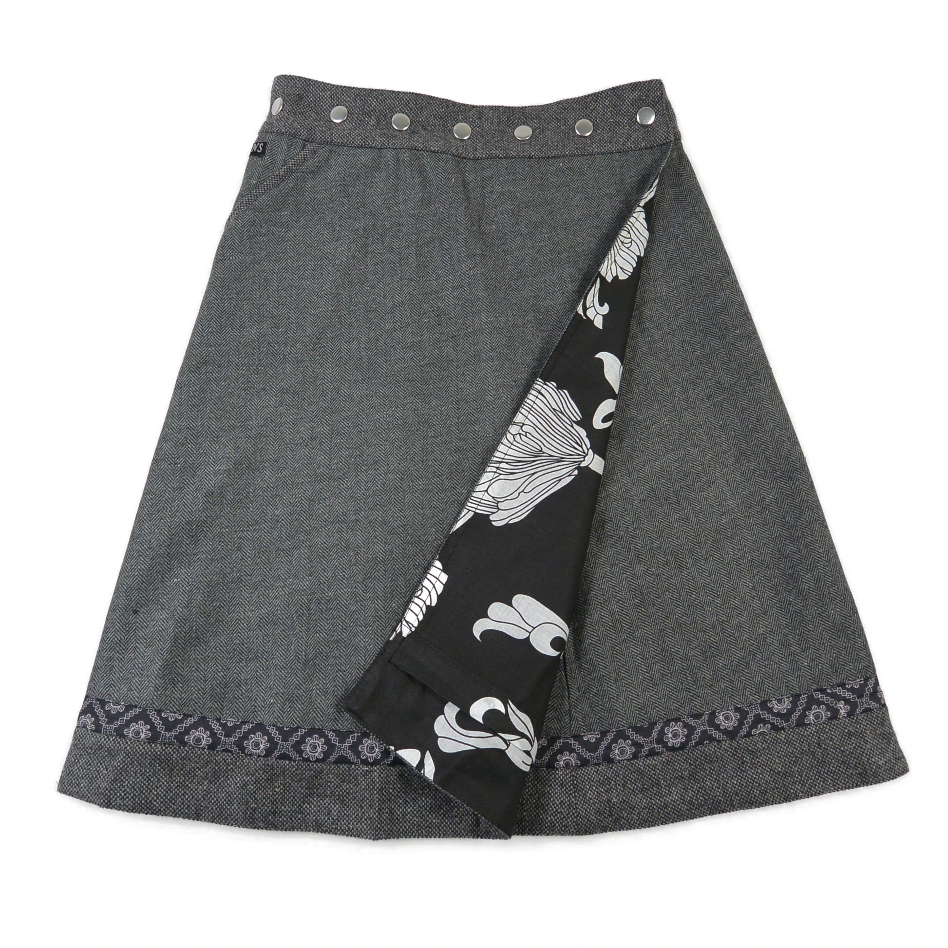 Wendbarer Woll-Wickelrock in Grau mit dekorativem Saum und Blumenmuster