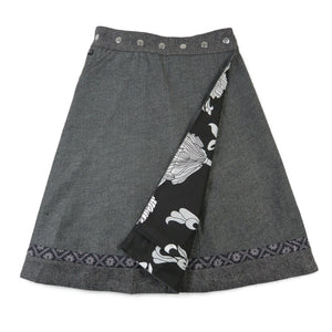 Wendbarer Woll-Wickelrock in Grau mit dekorativem Saum und Blumenmuster