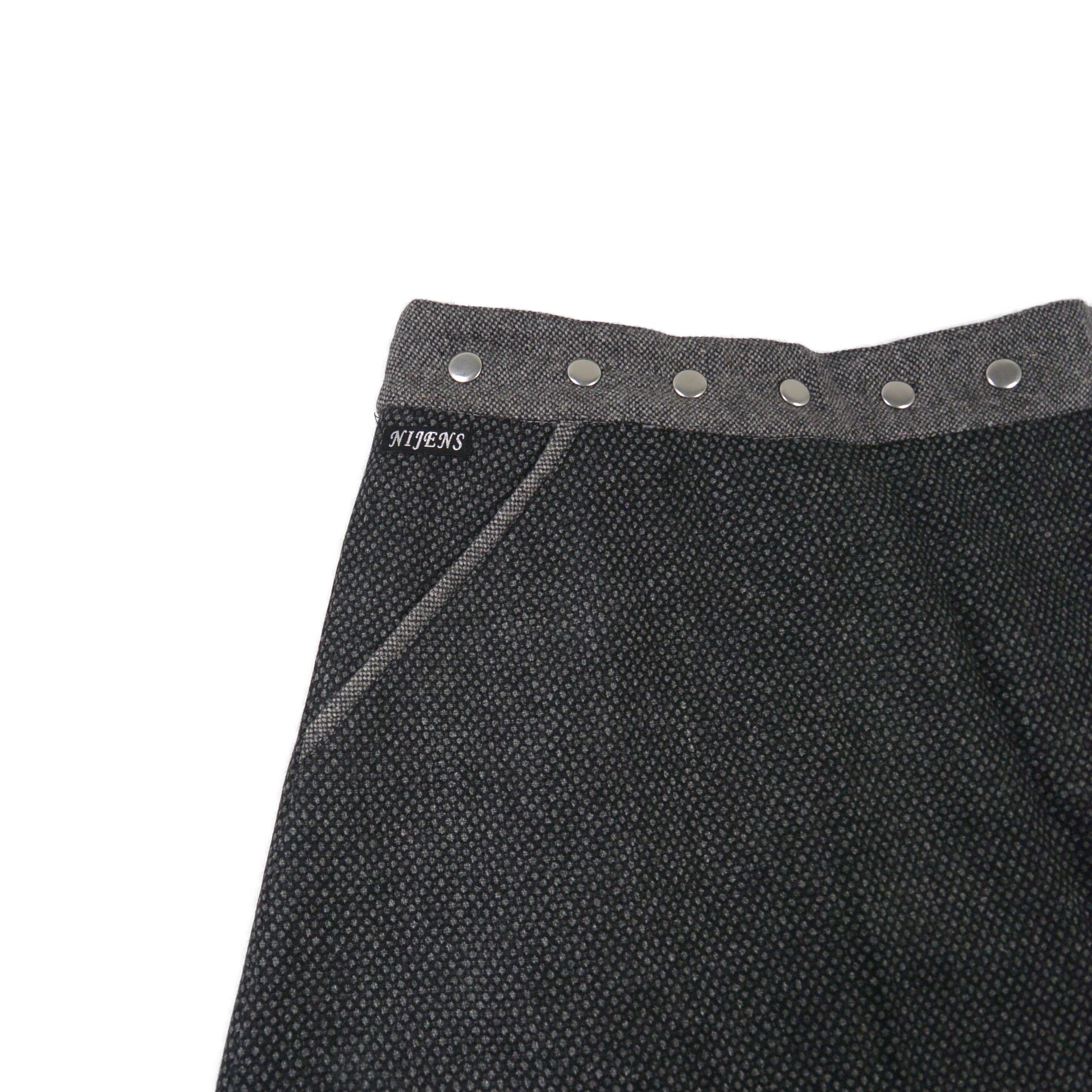 Detailansicht Tasche und Bund des grauen Tweed-Wickelrocks mit Druckknöpfen von Nijens