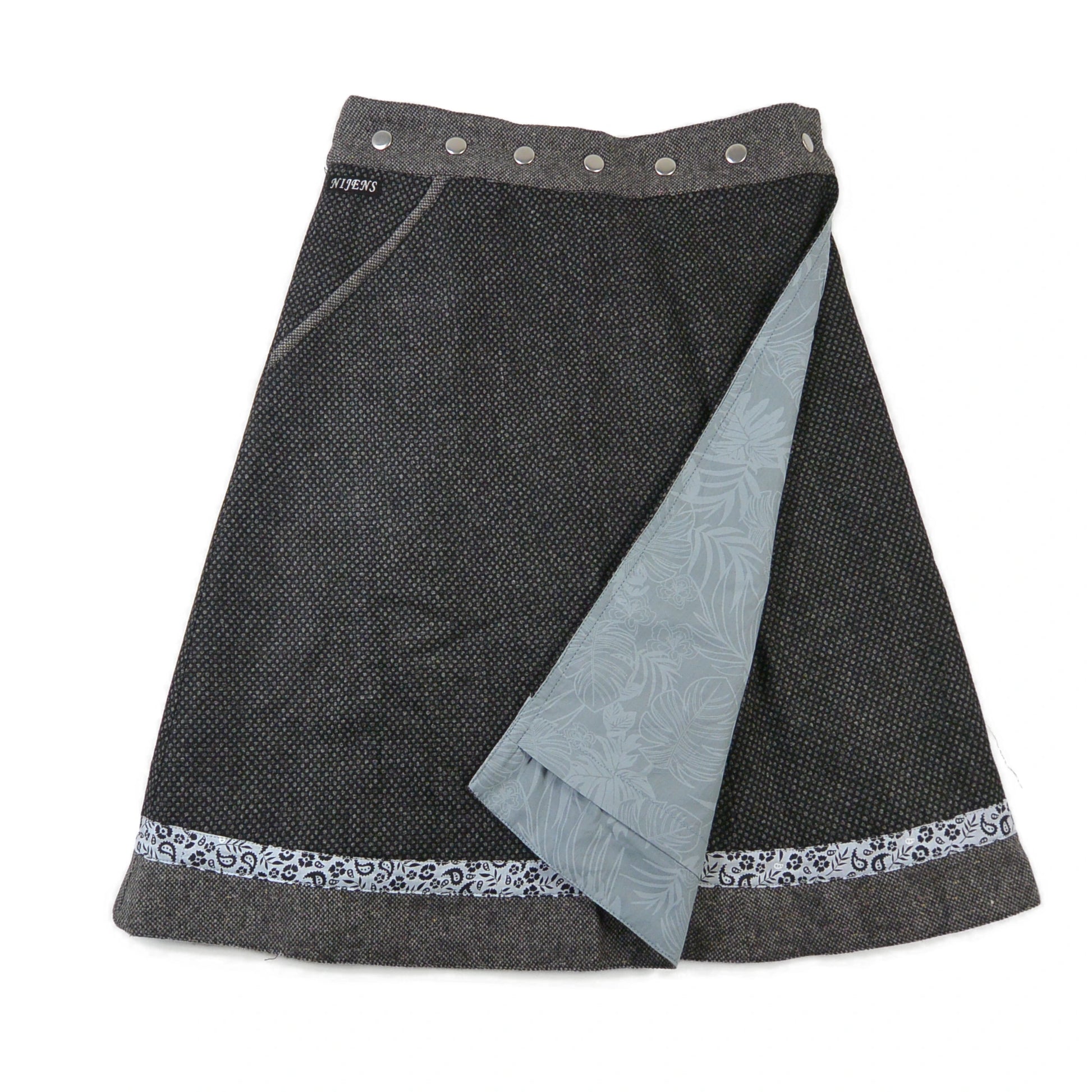 Wendbarer Woll-Wickelrock in Grau mit feinem Muster und dekorativem Saum von Nijens
