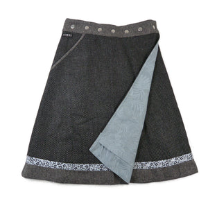Wendbarer Woll-Wickelrock in Grau mit feinem Muster und dekorativem Saum von Nijens
