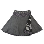 Nijens Tweed-Wenderock in Grau mit aufklappbarer Innenseite im schwarzen Blumenmuster. Warmer Wickelrock mit Wendefunktion und zwei tragbaren Designs.