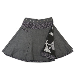 Nijens Tweed-Wenderock in Grau mit aufklappbarer Innenseite im schwarzen Blumenmuster. Warmer Wickelrock mit Wendefunktion und zwei tragbaren Designs.
