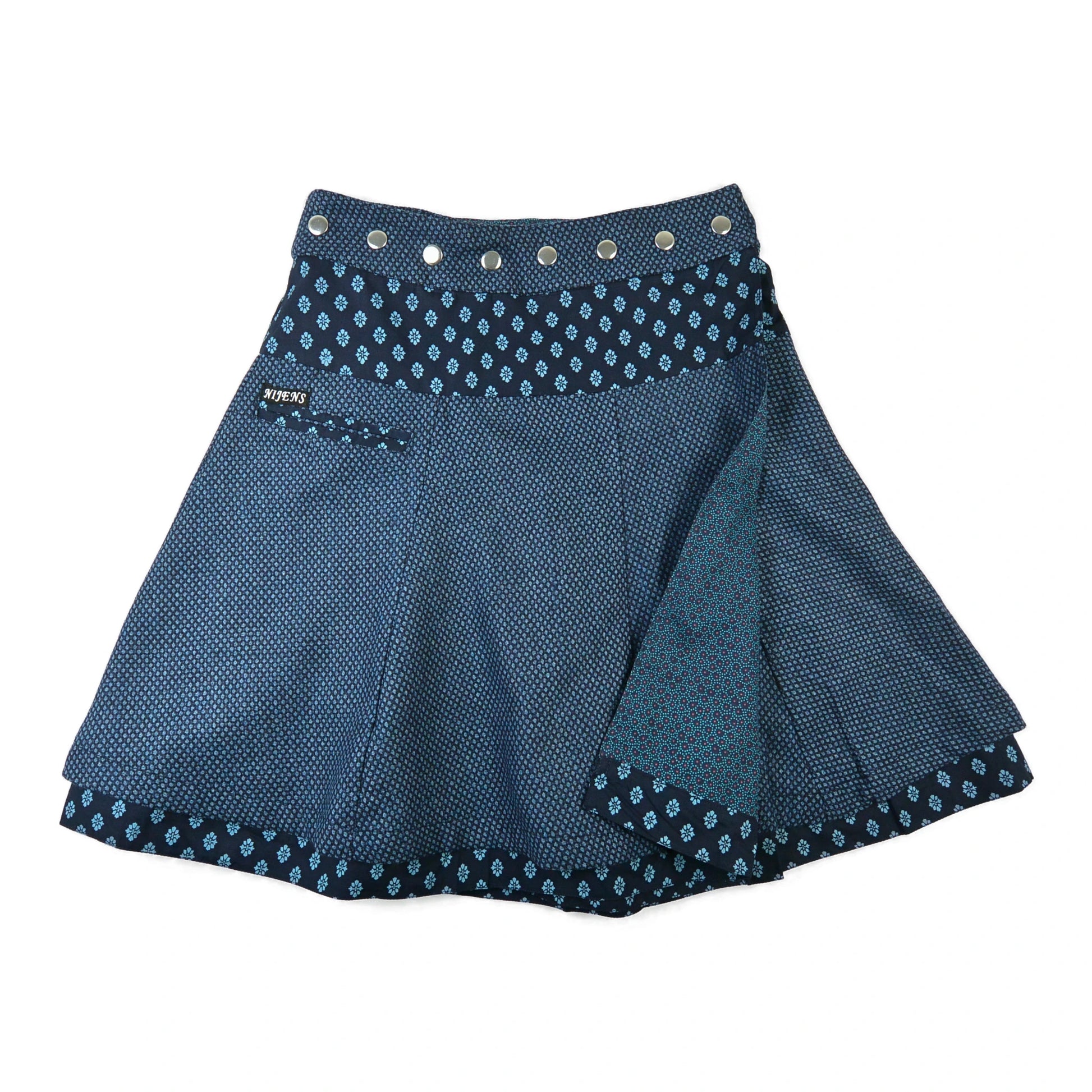 Nijens Wendewickelrock mit hellblauer Musterseite und dunklem Bund. Reversibler Tweedrock mit 2 Looks, ideal für Herbst und Winter.