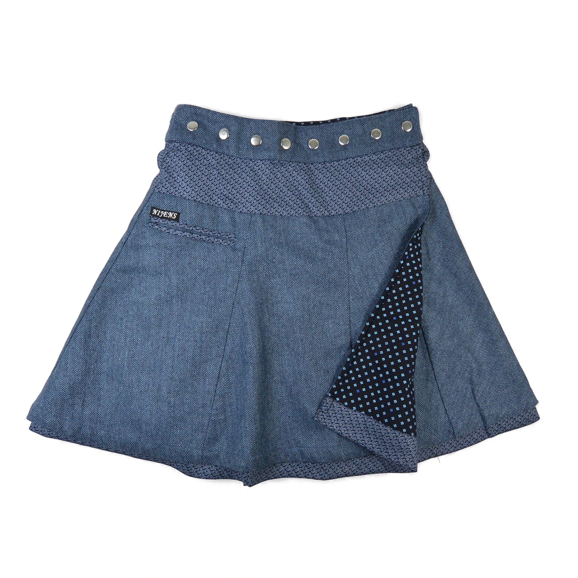 Nijens Wendewickelrock mit blauer Musterseite und dunklem Bund. Reversibler Tweedrock mit 2 Looks, ideal für Herbst und Winter.