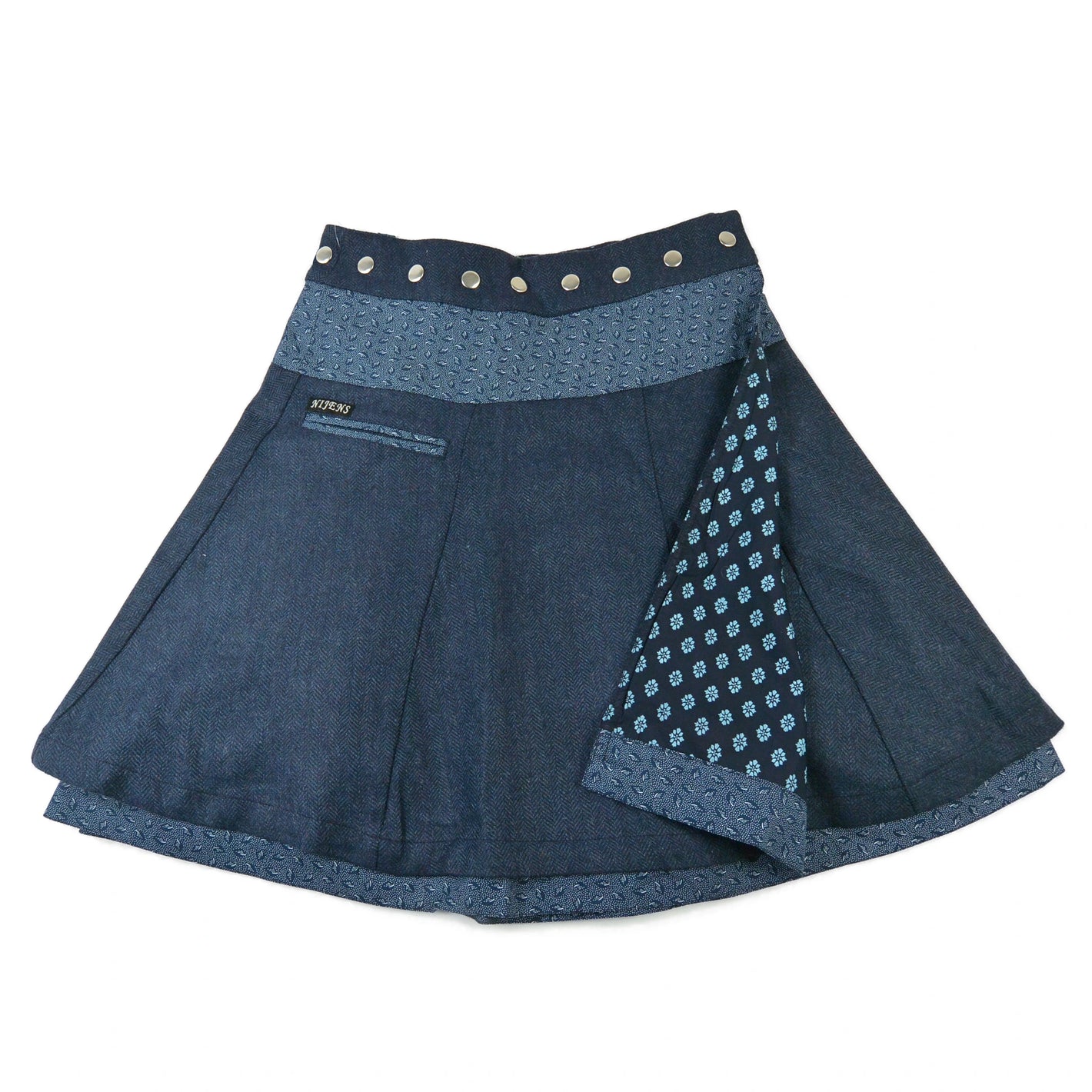 Nijens Tweed-Wenderock in Blau mit hellblauem Bundmuster und kleiner Tasche. Warmer Wickelrock für Winter mit reversibler Innen- und Außenseite.