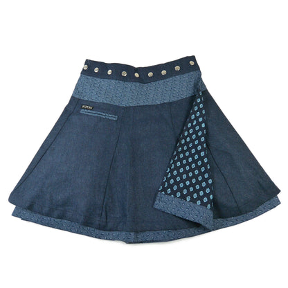 Nijens Tweed-Wenderock in Blau mit hellblauem Bundmuster und kleiner Tasche. Warmer Wickelrock für Winter mit reversibler Innen- und Außenseite.