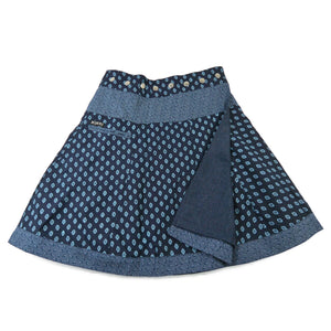 Reversibler Nijens Wenderock mit blauer floraler Innenseite. Wintertauglicher Wickelrock mit Bundmuster.