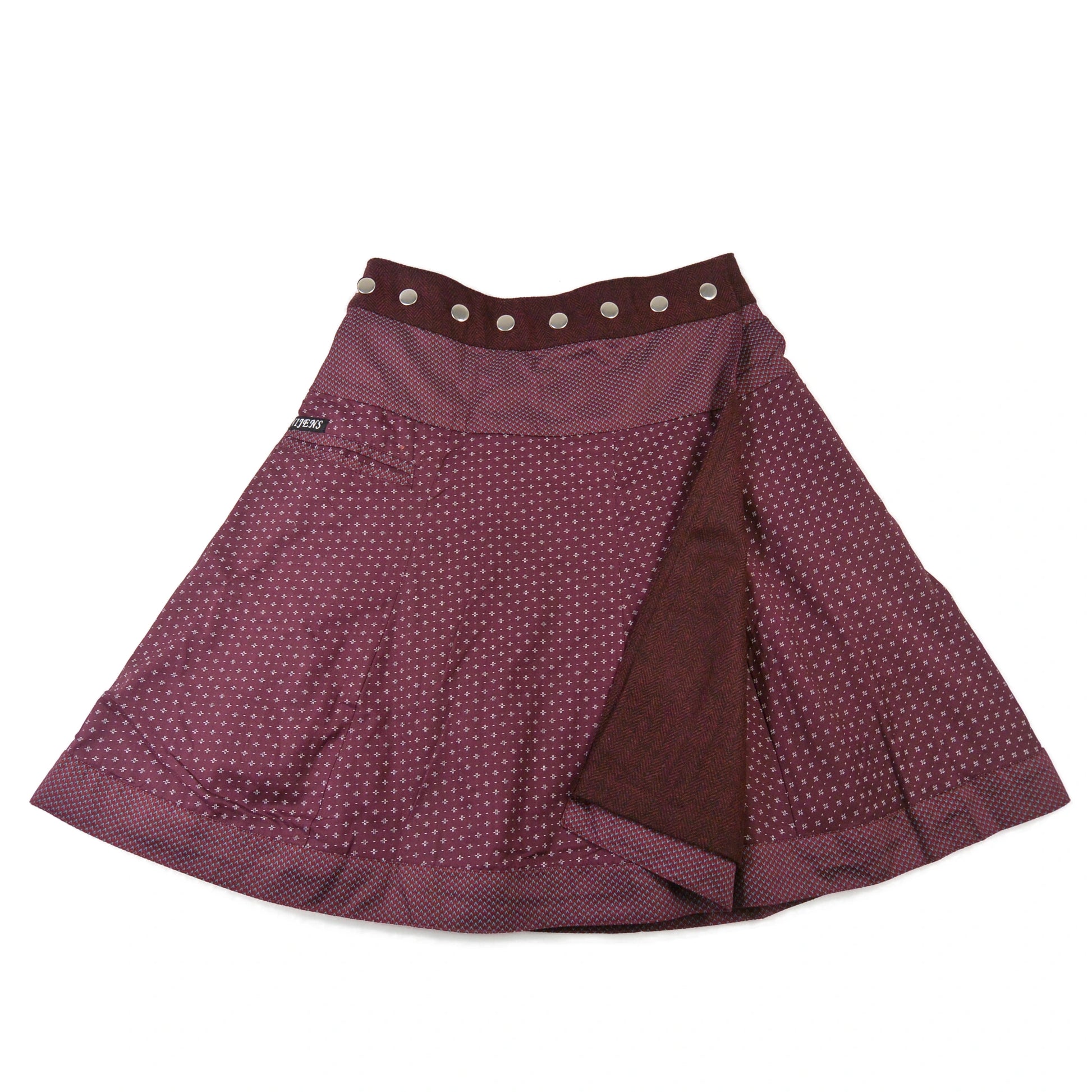 Reversibler Nijens Wenderock in Bordeaux mit Vorderseite im feinen Punktmuster und aufklappbarer Tweed-Innenseite. Warmer Winterrock mit zwei Designs.