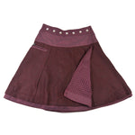 Nijens Winter-Wenderock in Bordeaux mit dunkelroter Tweed-Seite und gemustertem Bund. Reversibler Wickelrock mit sichtbarer Innenseite im feinen Punktmuster.