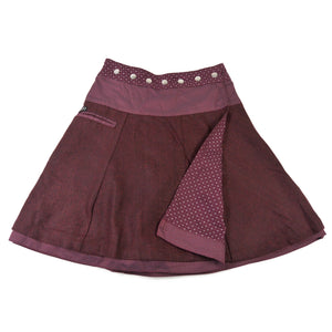 Nijens Winter-Wenderock in Bordeaux mit dunkelroter Tweed-Seite und gemustertem Bund. Reversibler Wickelrock mit sichtbarer Innenseite im feinen Punktmuster.