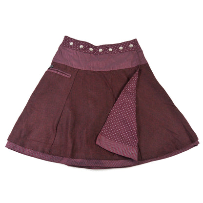 Nijens Winter-Wenderock in Bordeaux mit dunkelroter Tweed-Seite und gemustertem Bund. Reversibler Wickelrock mit sichtbarer Innenseite im feinen Punktmuster.