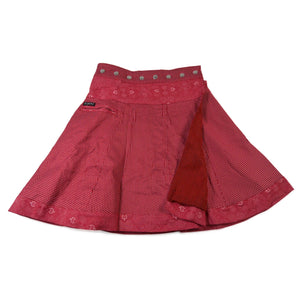 Nijens Winter-Wenderock in Pink-Rot mit feinem Punktmuster und aufklappbarer Innenseite. Reversibler Wickelrock mit zwei Designs für kalte Tage.
