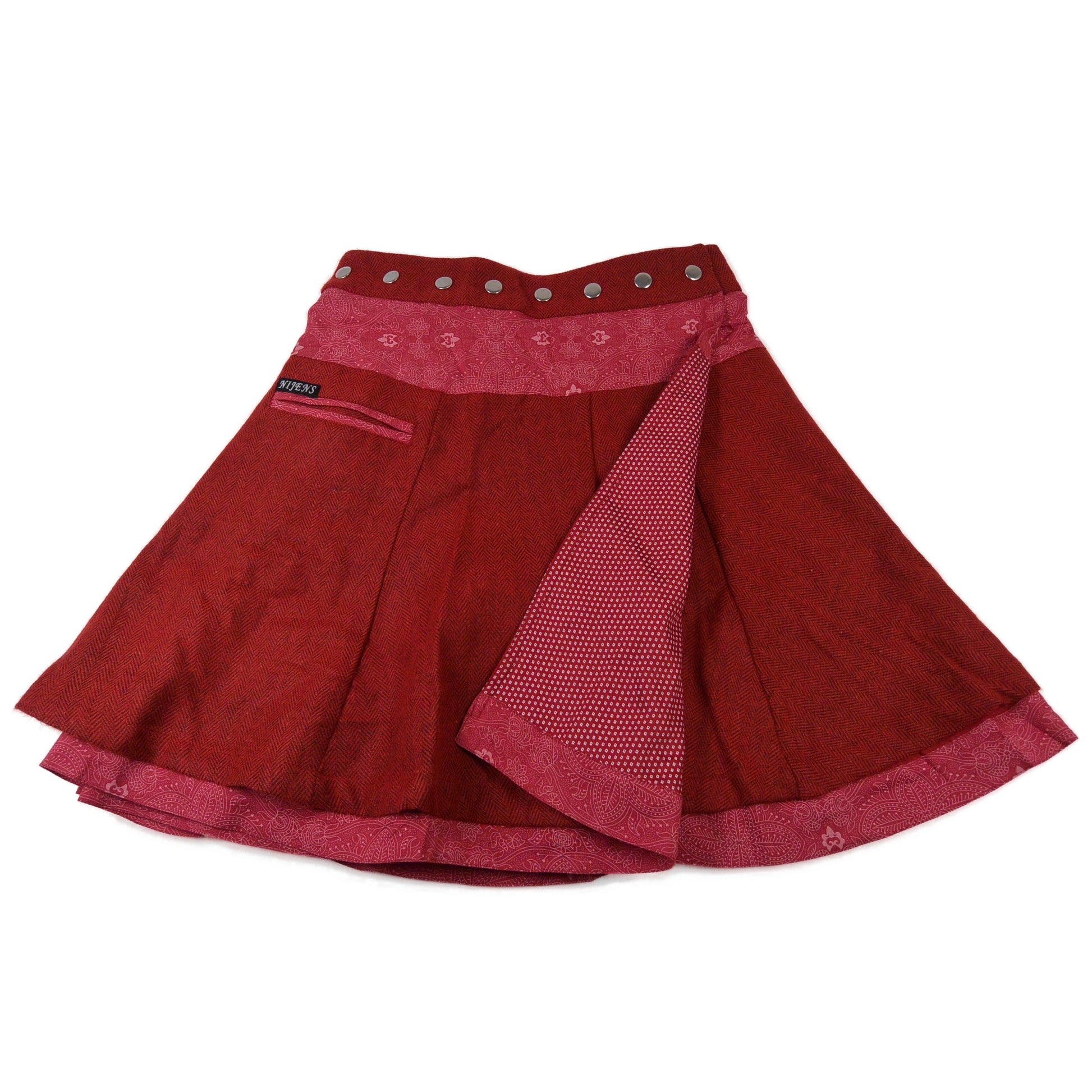 Reversibler Nijens Wenderock in Dunkelrot mit pinker Innenseite im Punktdesign. Warmer Winterrock mit zwei tragbaren Looks und dekorativem Bund.