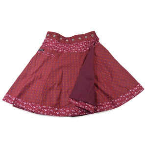 Ein wundervoll schwingender Wickelrock Wenderock aus Baumwolle in Dunkelrot