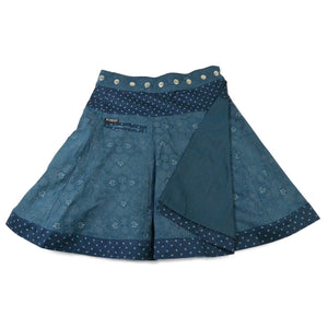 Wendbarer Woll-Wickelrock in Petrol mit feinem Muster und Knopfleiste von Nijens