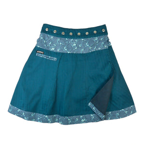 Nijens Winter-Wenderock in Türkis mit floralem Bund und dunkelblauer Innenseite. Reversibler Wickelrock mit zwei tragbaren Designs.