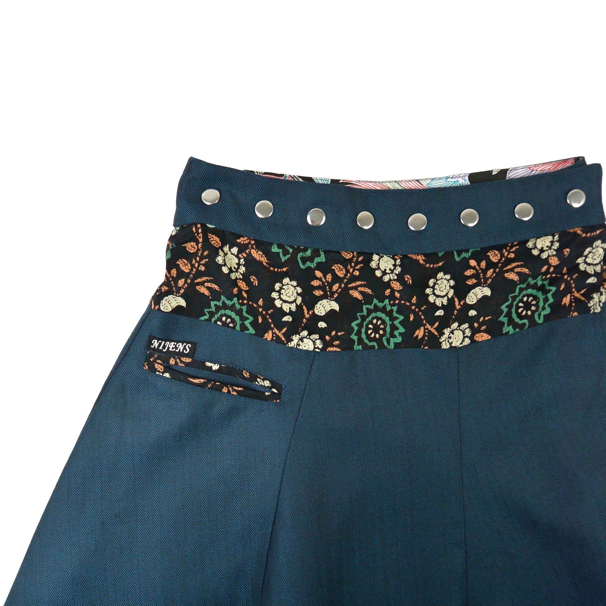 Detailansicht Tasche und Bund des  Tweed-Wickelrocks mit Druckknöpfen von Nijens 