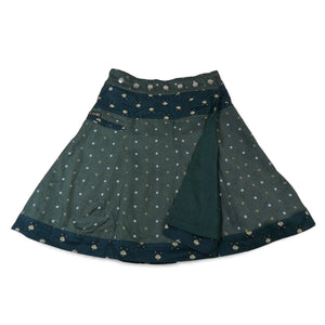 Nijens Winter-Wenderock in Grün mit floralem Bund und dunkelgrüner Innenseite. Reversibler Wickelrock mit zwei tragbaren Designs.