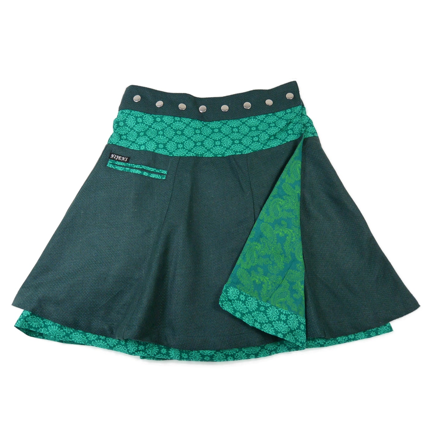 Reversibler Nijens Wenderock in Dunkelgrün mit aufklappbarer Innenseite im grünen Musterdesign. Warmer Winterrock mit zwei tragbaren Looks.